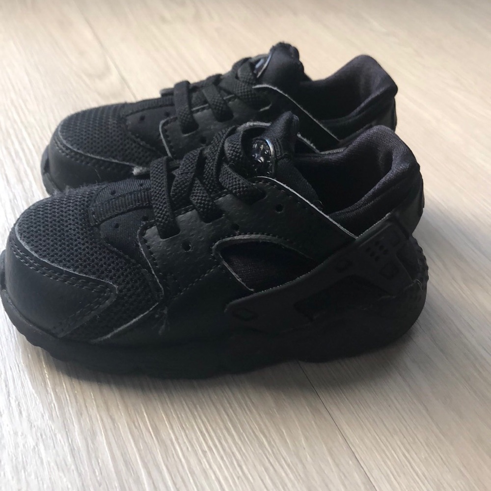 Toddler Nike Huaraches size 6